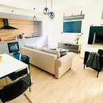 Modern With Fireplace & Stylish Kitchen Appartamento