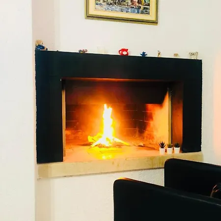 Apartment Modern With Fireplace & Stylish Kitchen Kanfanar