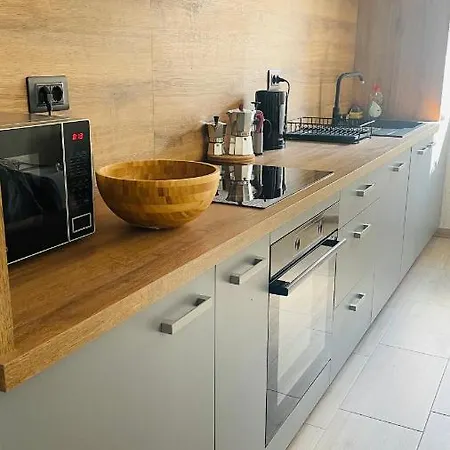 Apartment Modern With Fireplace & Stylish Kitchen