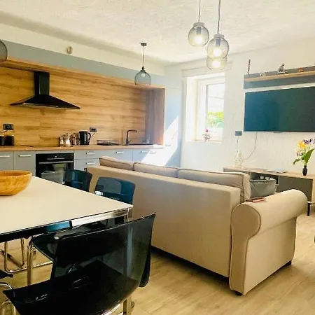 Modern With Fireplace & Stylish Kitchen Apartment *