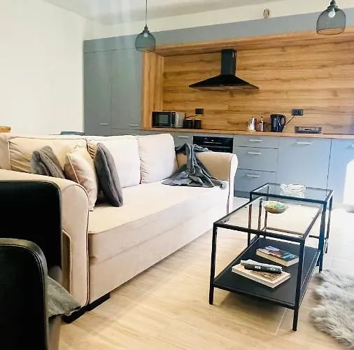Modern With Fireplace & Stylish Kitchen * 坎法奈尔